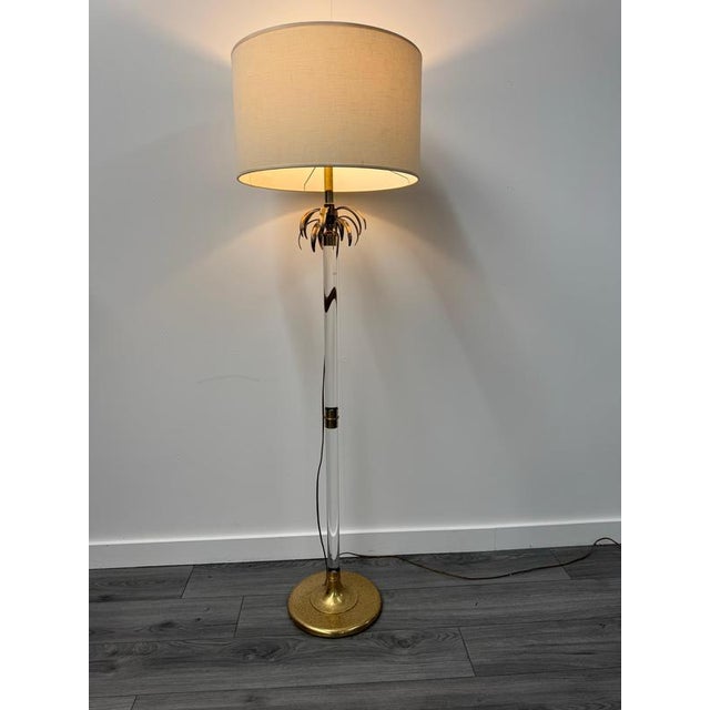Italian Floor Lamp in Acrylic Glass and Brass with Palm Leaves Motifs, 1970 For Sale - Image 4 of 8