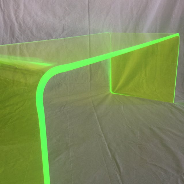 Memphis Neon Green Lucite Waterfall Coffee Table For Sale In San Francisco - Image 6 of 10