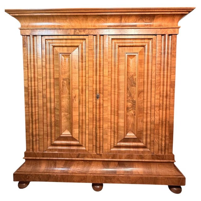 Wave-Fronted Wardrobe in Walnut Veneer from Zurich, 1720 For Sale - Image 12 of 12