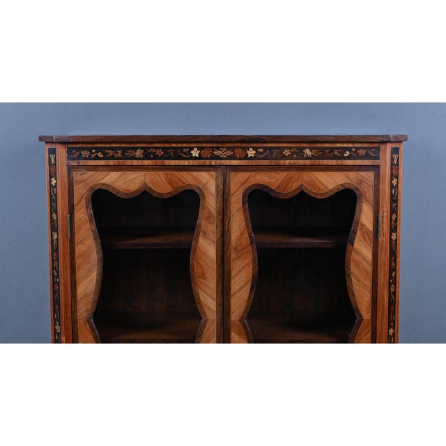 Louis XV-Louis XVI Transition Display Cabinet in Marquetry of Precious Woods, Early 19th Century For Sale - Image 6 of 18