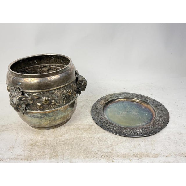 A beautiful, classic-style champagne bucket, perfect as a decorative centerpiece or for elegant dinners. This silver-...