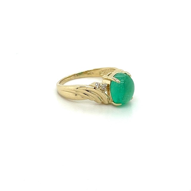 Contemporary 2 Carat Cabochon Cut Natural Emerald & Diamond in Textured 14K Yellow Gold Ring, Size 6 For Sale - Image 3 of 5
