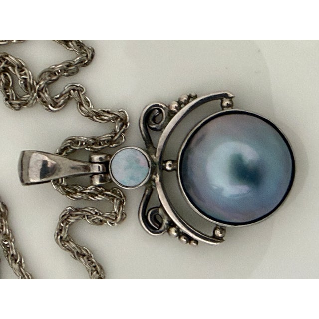 Mid-Century Modern Vintage 925 Sterling Silver Pendant Necklace Featuring a Large Iridescent Pearl and a Smaller Gemstone For Sale - Image 3 of 6