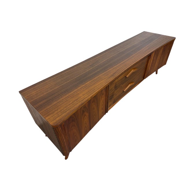Elevate your space with this beautifully refinished 1960s Mid-Century Modern Young Manufacturing walnut sideboard,...