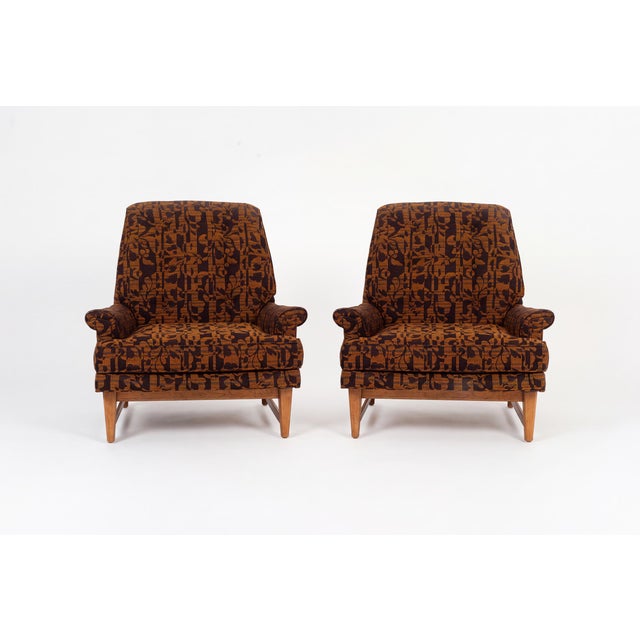 A striking pair of mid-century modern lounge chairs by Heritage, featuring sculptural silhouettes, generously proportioned...