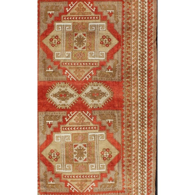 Geometric Design Vintage Hand Knotted Turkish Oushak Rug in Mid-Century Modern Soft Red and Green For Sale - Image 4 of 13