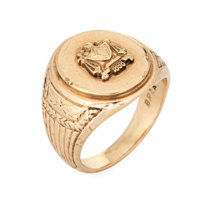 Finely detailed antique Victorian family crest signet ring (circa 1898), crafted in 10 karat yellow gold. The oval signet...
