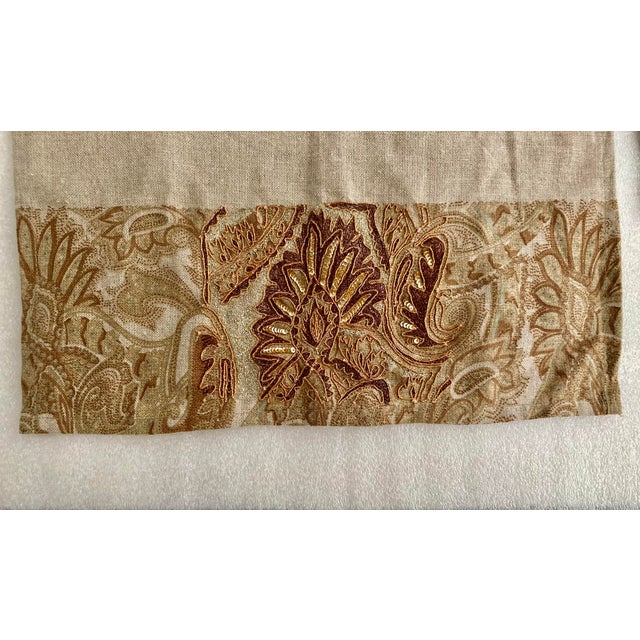 Embroidered Linen Guest Hand Towels (Set of 2) For Sale - Image 4 of 4