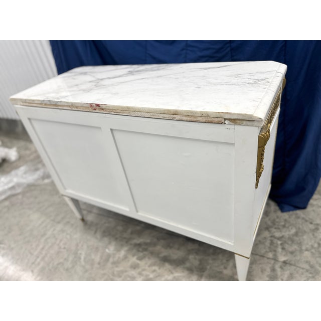 Mid 20th Century White Wood French Louis XVI Jansen Style Chest Commode With Marble Top For Sale - Image 16 of 17