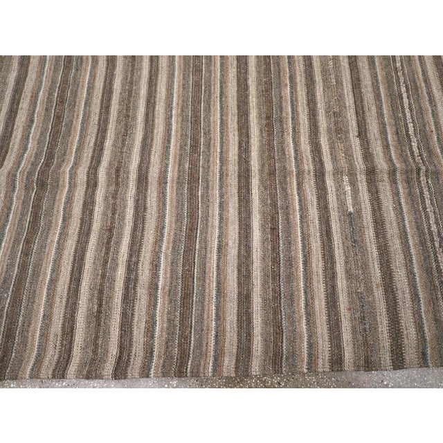 Mid 20th Century Galerie Shabab Collection Mid-20th Century Handmade Turkish Flatweave Kilim Room Size Carpet For Sale - Image 5 of 8
