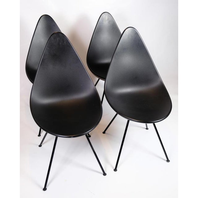Set of 4 dining chairs also called "The Drop", model 3110, designed by Arne Jacobsen and manufactured by Fritz Hansen. The...