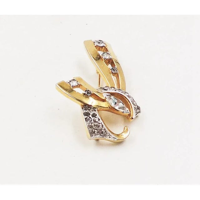 This is part of Chairish’s Costume Jewelry assortment. Circa Late 1940s goldtone clear round and marquise rhinestones...