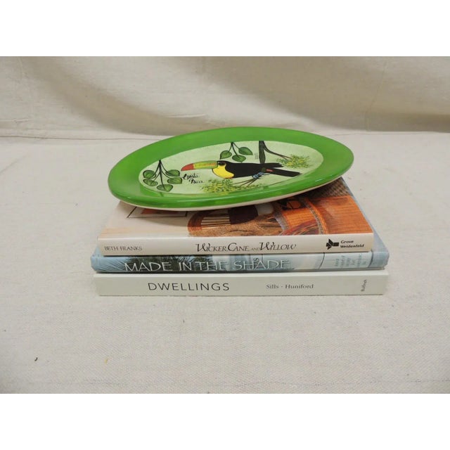 2000s Oval Hand-Painted Decorative Dish Depicting a Tucan For Sale In Tampa - Image 6 of 9