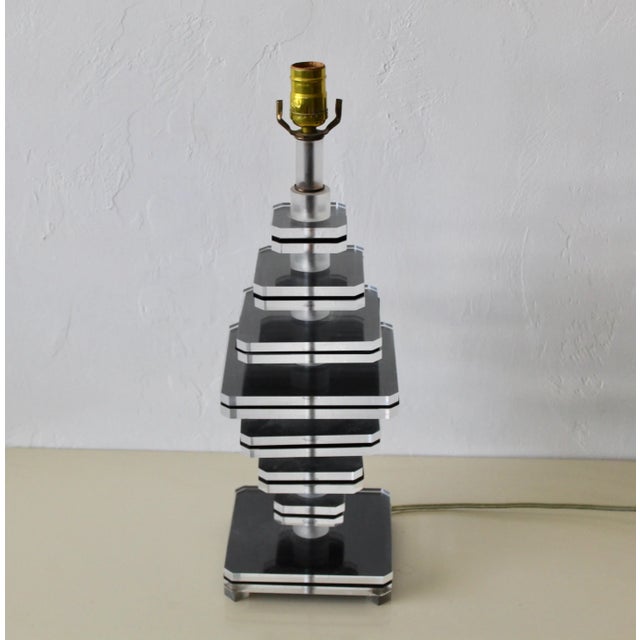 1970s Vintage Mid-Century Modern Large Lucite Tuxedo Table Lamp For Sale - Image 5 of 9