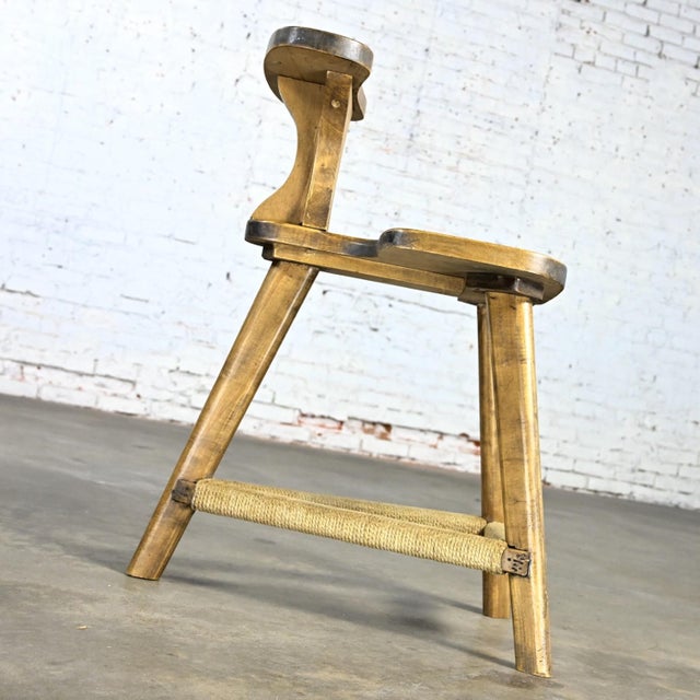 Early 20th Century Rustic Distressed Maple Cockfighting Betting or Sporting Chair Tri-Leg Base With Rope Detail For Sale - Image 4 of 12