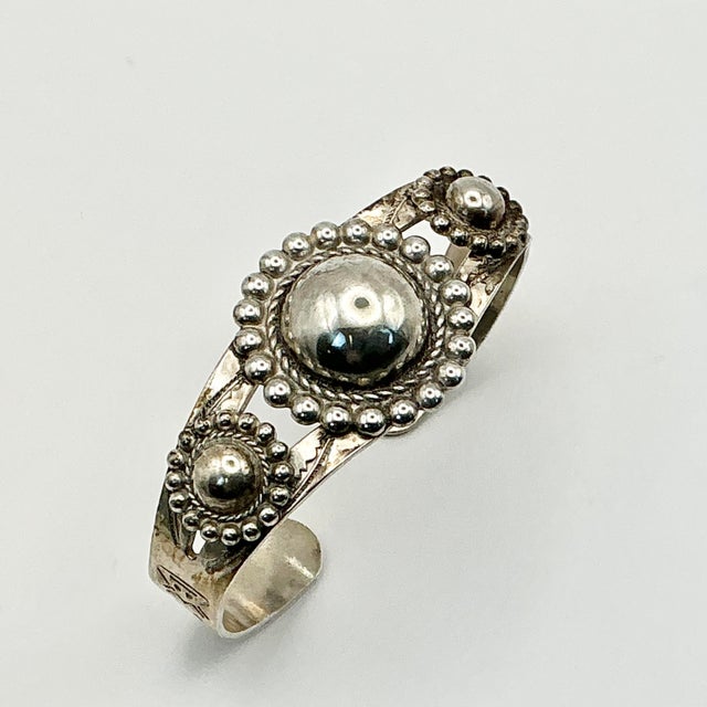 Silver 1950s Vintage Southwestern American Navajo Bell Trading Co. Sterling Cuff Bracelet. For Sale - Image 8 of 13