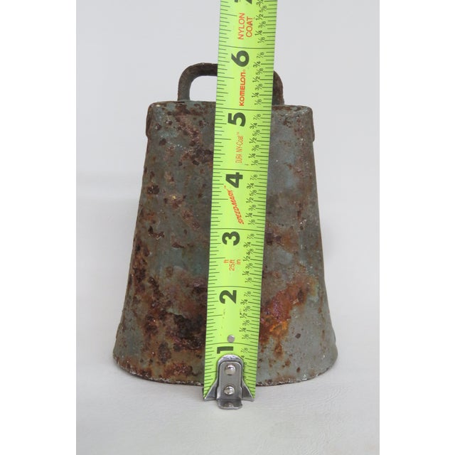 American Primitive Rustic Metal Large Cow Bull Bell 4543b For Sale - Image 9 of 11