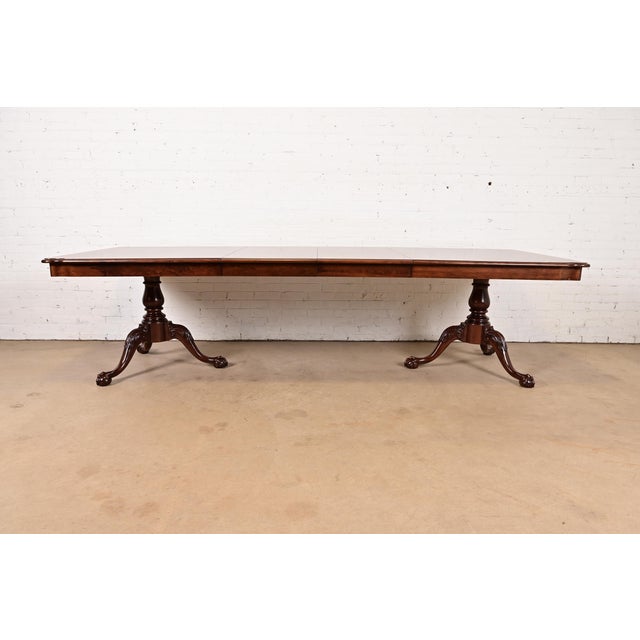 English Thomasville Chippendale Banded Flame Mahogany Double Pedestal Extension Dining Table, Newly Refinished For Sale - Image 3 of 15