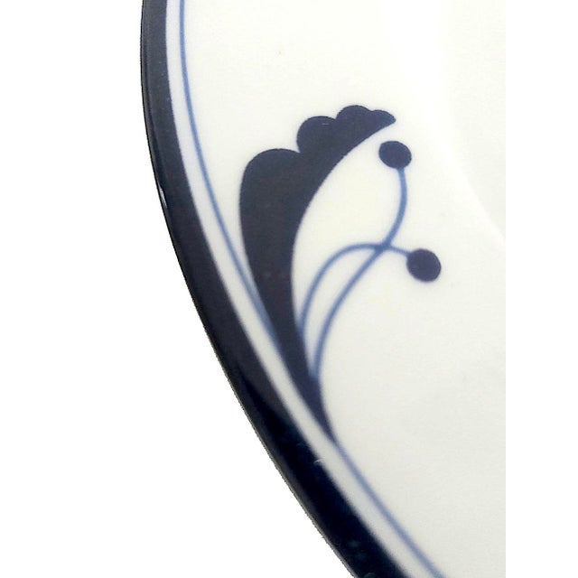 Off-white 1980s Niels Refsgaard for Dansk Flora Bayberry Blue Dinner and Salad Plates, 20 Pieces For Sale - Image 8 of 11