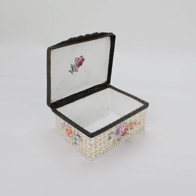 Paint Antique English Battersea South Staffordshire Enamel Table Snuff Box For Sale - Image 7 of 11