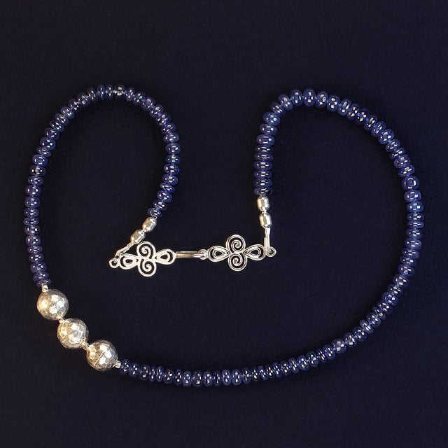Traditional Blue Sapphire and Sterling Silver Necklace For Sale - Image 3 of 6