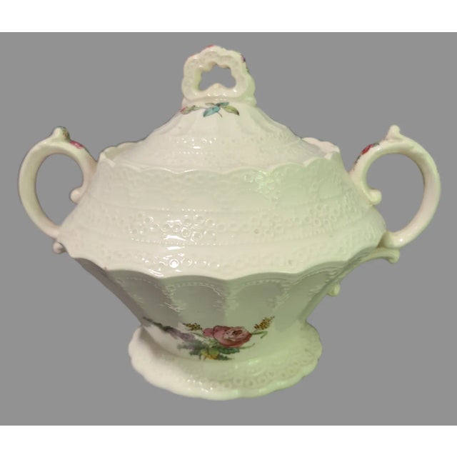 This beautiful sugar bowl and creamer set from Copeland Spode's "Jewel" collection features a stunning hand-painted heath...