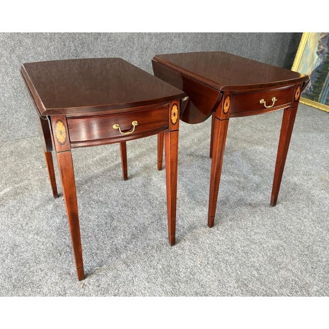 This pair of drop-side end tables from the Historic James River Plantation collection features rich mahogany finishes,...