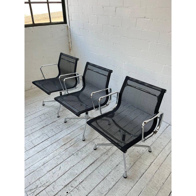 The classic design by Charles and Ray Eames, produced by Vitra: the EA 108 office chair. The frame is made of chrome-...