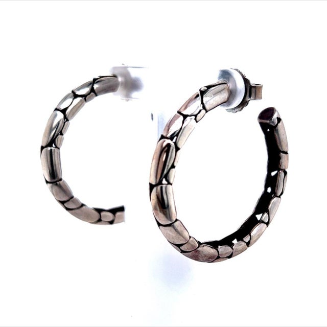 1990s Pair of John Hardy Estate Pebble Hoop Earrings Sterling Silver For Sale In New York - Image 6 of 7