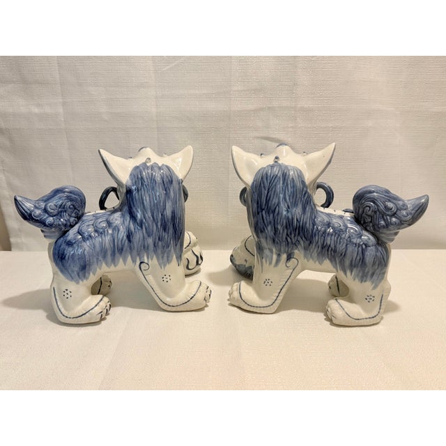 Chinoiserie 1980s Blue & White Porcelain Foo Dogs “Styled After” Staffordshire - A Pair | Turtle and Crane For Sale - Image 3 of 11