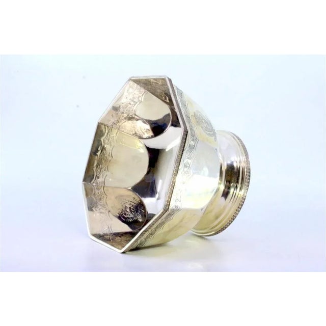 Octagonal Silver Bonbonniere with Engraved Portuguese Coat of Arms and Friezes in Relief with Fleurs de Lys For Sale - Image 4 of 8