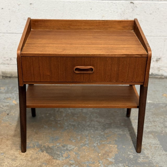 Mid 20th Century Pair of Danish Modern Teak Nightstands or Bed Side Tables, Circa 1960s For Sale - Image 5 of 7
