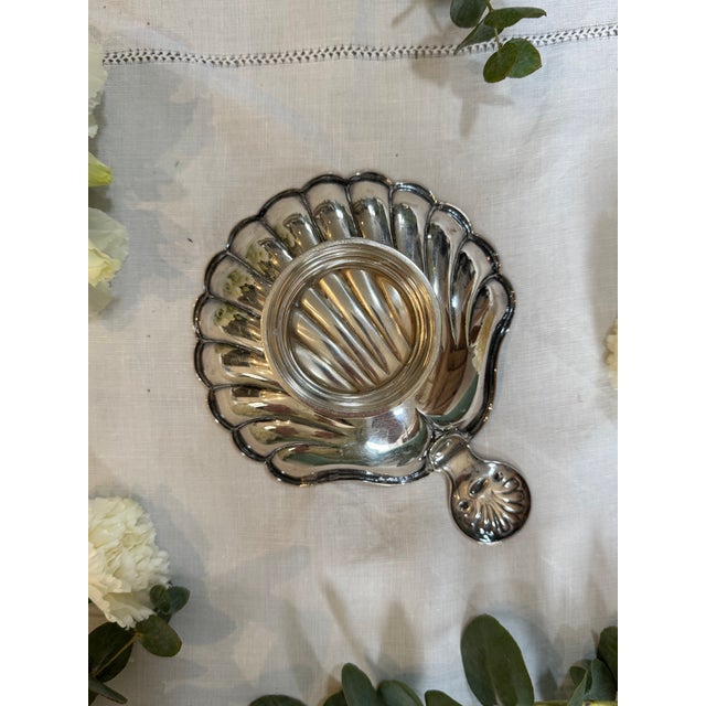 Elegant shell-shaped trinket tray in silver-plated metal