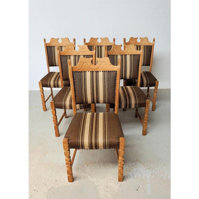 1960's Set of Six Danish Oak Dining Chairs in Henning Kjaernulf Brutalist Style The set of 6 chairs in Henning Kjærnulf's...