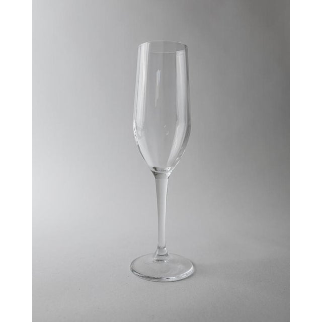 This vintage set of 7 champagne glasses from the 1990s embodies timeless elegance with its classic flute-shaped design and...