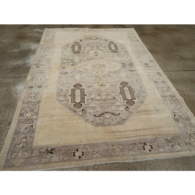 Ivory Galerie Shabab Collection Mid-20th Century Turkish Anatolian Accent Rug For Sale - Image 8 of 10