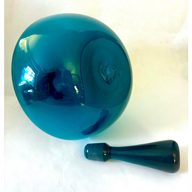 1966 Mid-Century Modern Joel Philip Myers for Blenko 6615l Peacock Glass Decanter With Stopper For Sale - Image 11 of 11