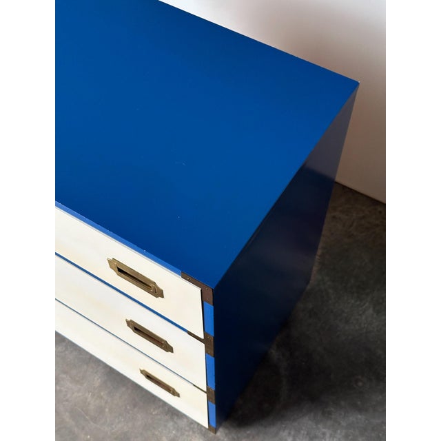 1970s Vintage Blue & White Lacquered Campaign Chest of Drawers For Sale In Greensboro - Image 6 of 17