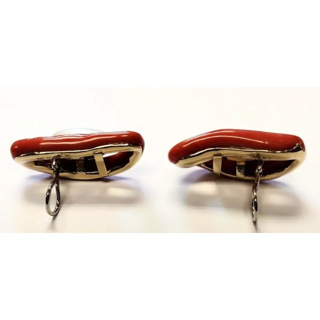 Contemporary Pair of Natural Coral Loops and Freshwater Pearl Earrings in 18k Yellow Gold. For Sale - Image 3 of 3