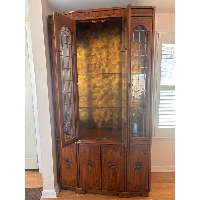 Wood 1980s Drexel “Oxford Square” China Cabinet – Excellent Condition For Sale - Image 7 of 8