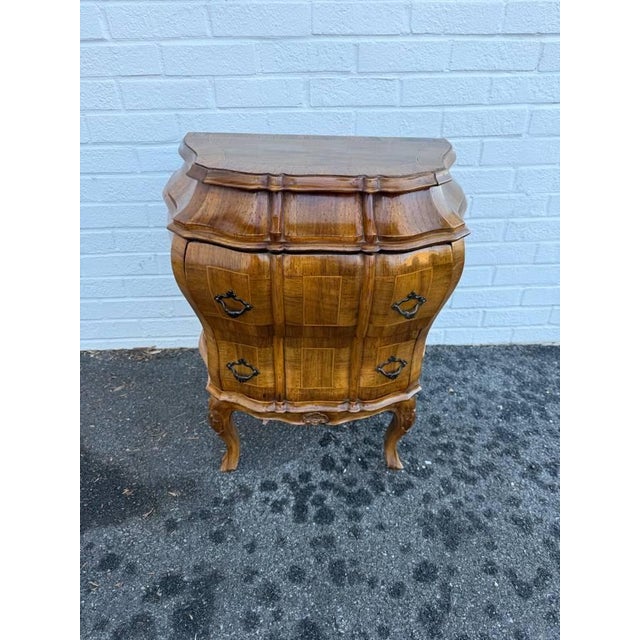 Early 20th Century Pair of Antique Italian Rococo Venetian Louis XIV Style Bombe Burl Walnut Chests. For Sale - Image 5 of 17