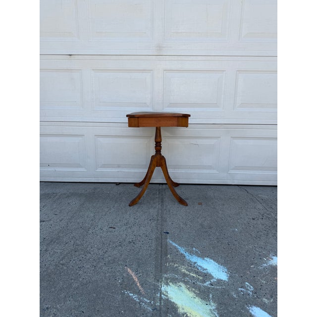 We have a gorgeous vintage Federal Revival pedestal side table for sale. It features a beautifully figured wood top,...