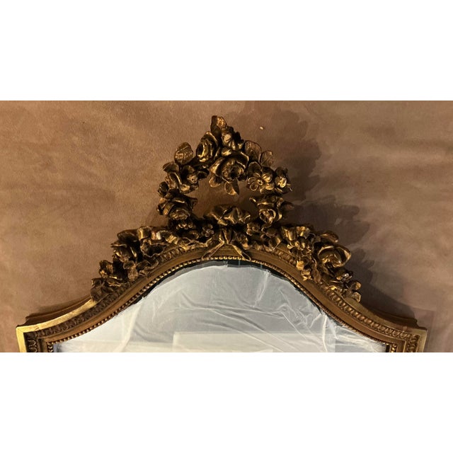 French Late 19th Century French Louis XV Style Giltwood Mirror With Carved Garland of Flowers as Pediment For Sale - Image 3 of 4