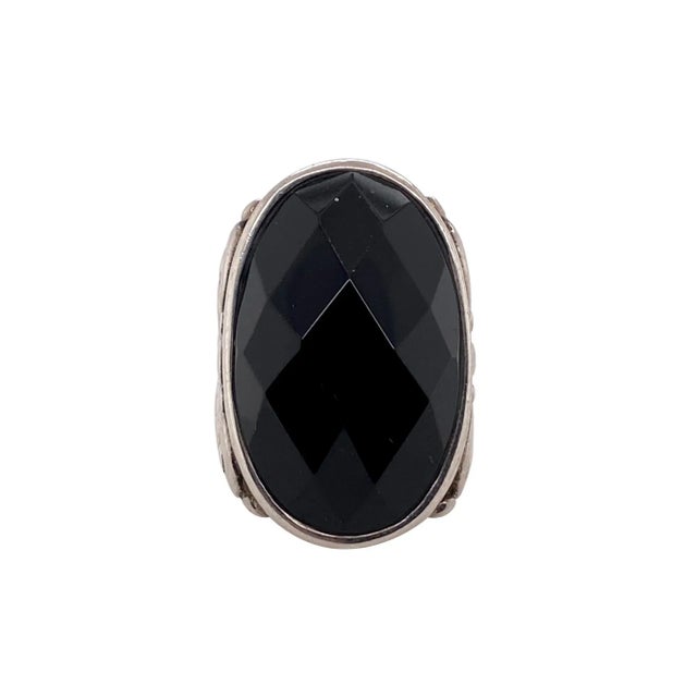 This is part of Chairish’s Fine Jewelry assortment. This is a fine sterling silver ring with a faceted large onyx set in a...