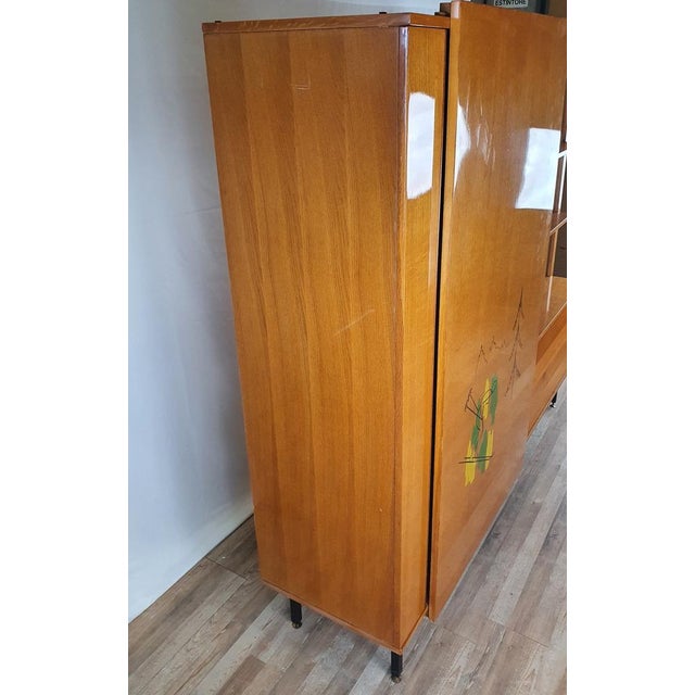 Elegante mobile multiuso da soggiorno o da sala in faggio, produzione Italiana primi anni '50. La credenza si presenta con...