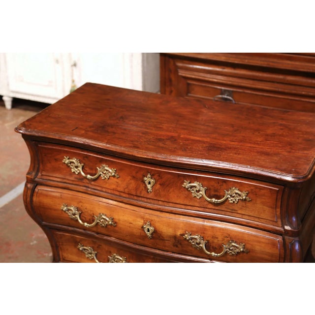 French 18th Century French Louis XV Mahogany Three-Drawer Commode Tombeau From Bordeaux For Sale - Image 3 of 13