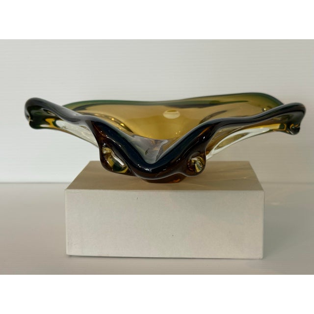 Mid 20th Century Murano Sommerso Art Glass Freeform Tri-Lobed Bowl in Amber & Emerald Green For Sale - Image 11 of 12