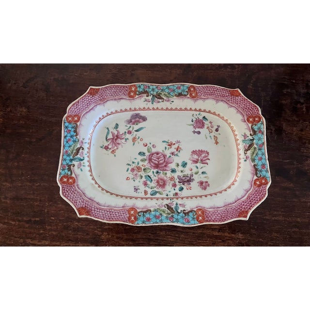 Chinese 18th Century Chinese Export Famille Rose Porcelain Small Platter With Pink Scale Border For Sale - Image 3 of 16