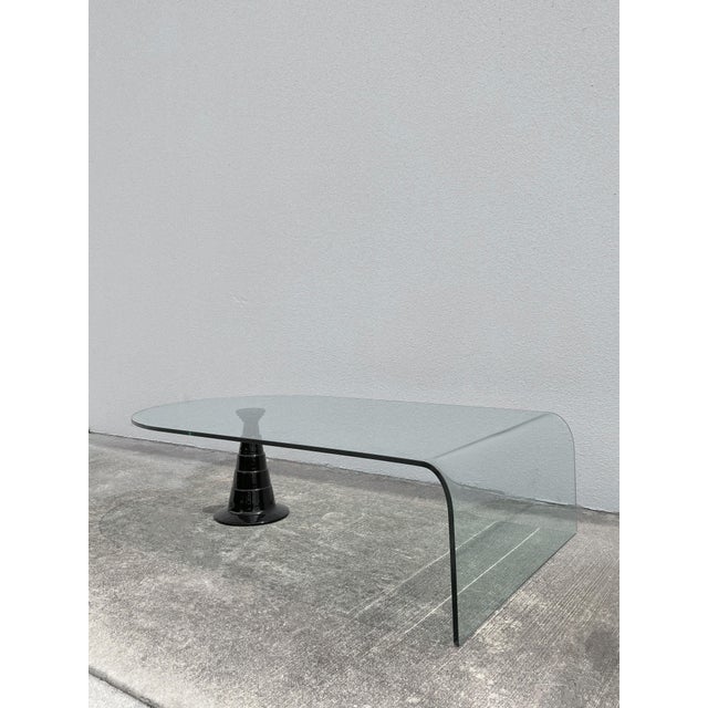 1980s Italian Waterfall Glass Coffee Table With Glossy Black Ceramic Ziggurat Pedestal For Sale - Image 4 of 6