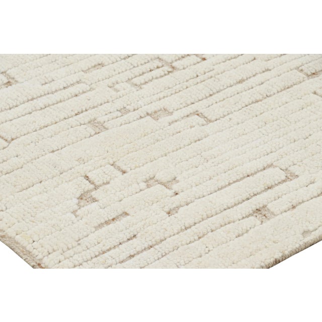 Rug & Kilim’s Contemporary Rug in White With High-Low Geometric Patterns For Sale In New York - Image 6 of 7